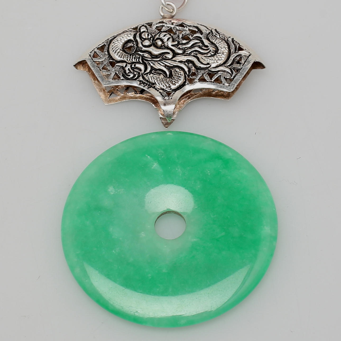 AMULETT/HÄNGE. Feicui. Fäste med motiv av drake i silver.