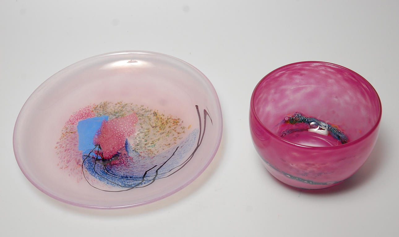 KONSTGLAS, 2 delar, signerade Gro Bergslien, Benny Motzfeldt.