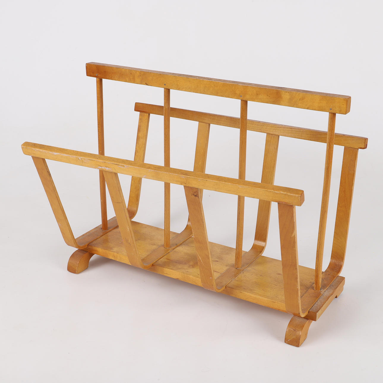 TIDNINGSKORG, lackerat trä, 1900-talets mitt.