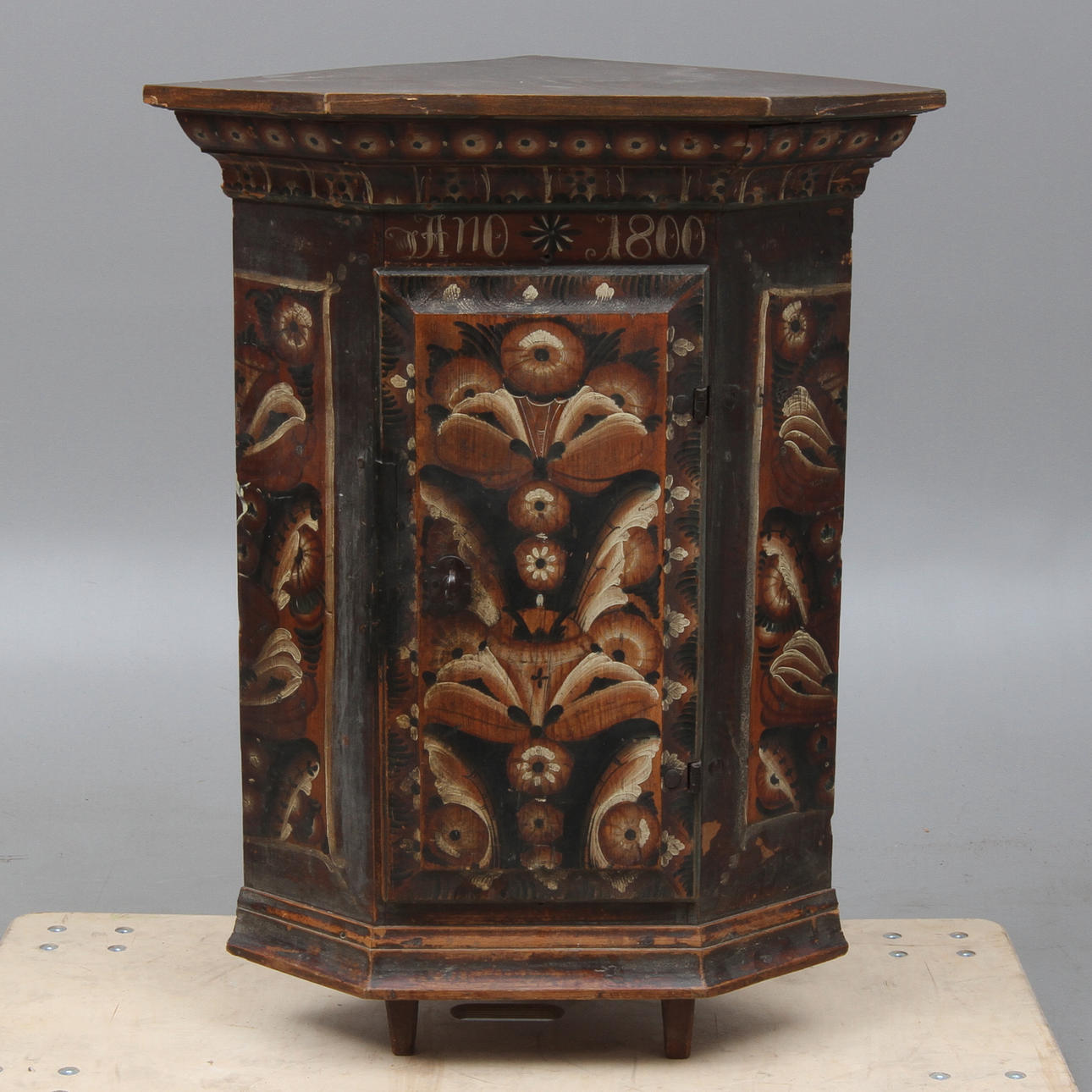 HÖRNSKÅP, allmoge, bär datering Anno 1800.