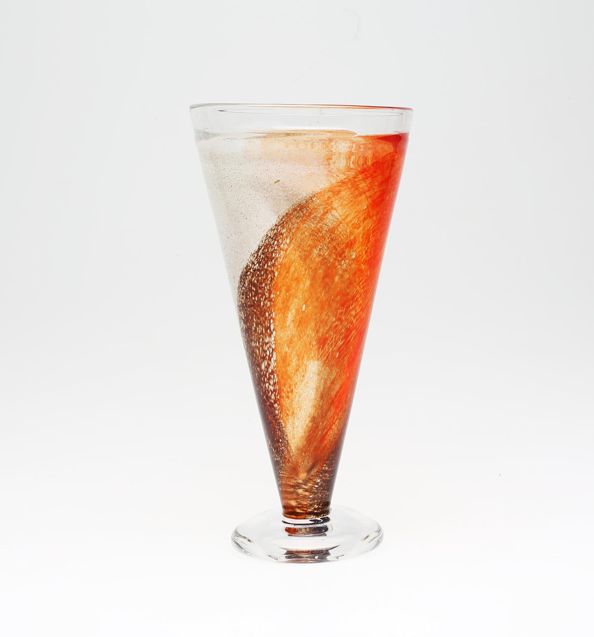 KJELL ENGMAN. Vas, ur serien "Twister" signerad K.Engman.