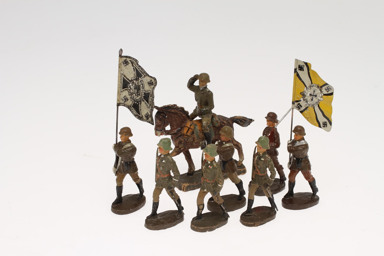 ELASTOLIN Ryttare, marscherande och fanbärare , 8 figurer 1940-tal.