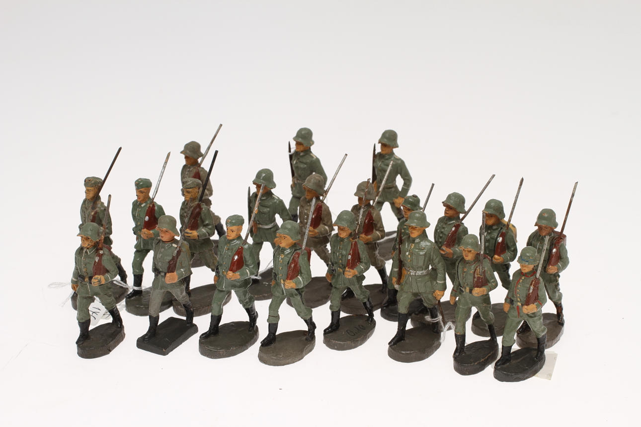 ELASTOLIN soldater , cirka 20 stycken marscherande.