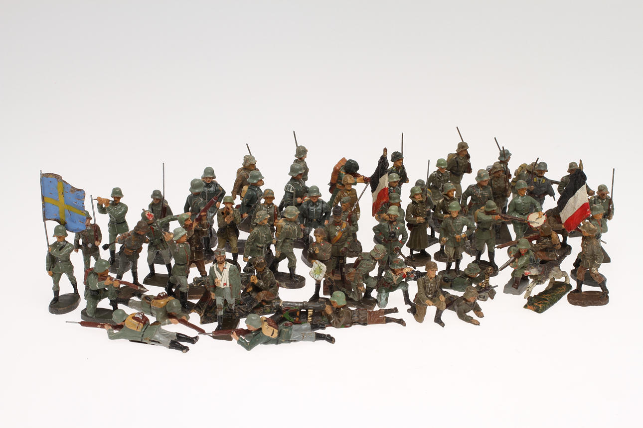 ELASTOLIN och LINEOL bland annat, cirka 60 figurer 1930-1940-tal.
