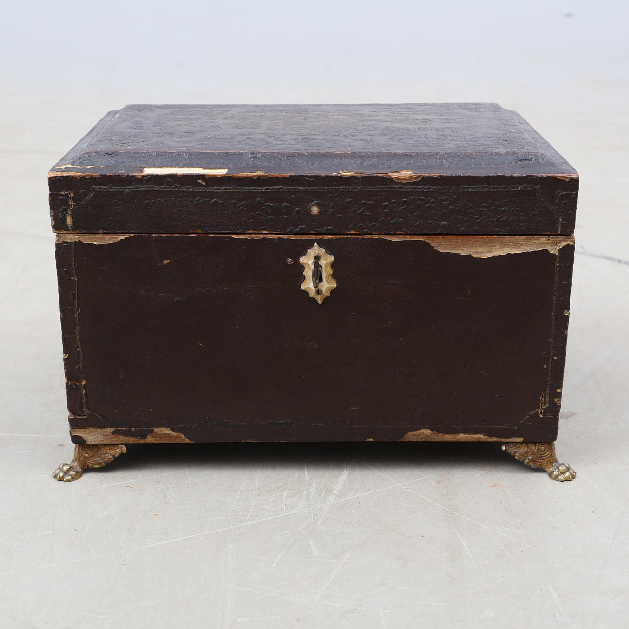 NURSING Crib, with drawers.