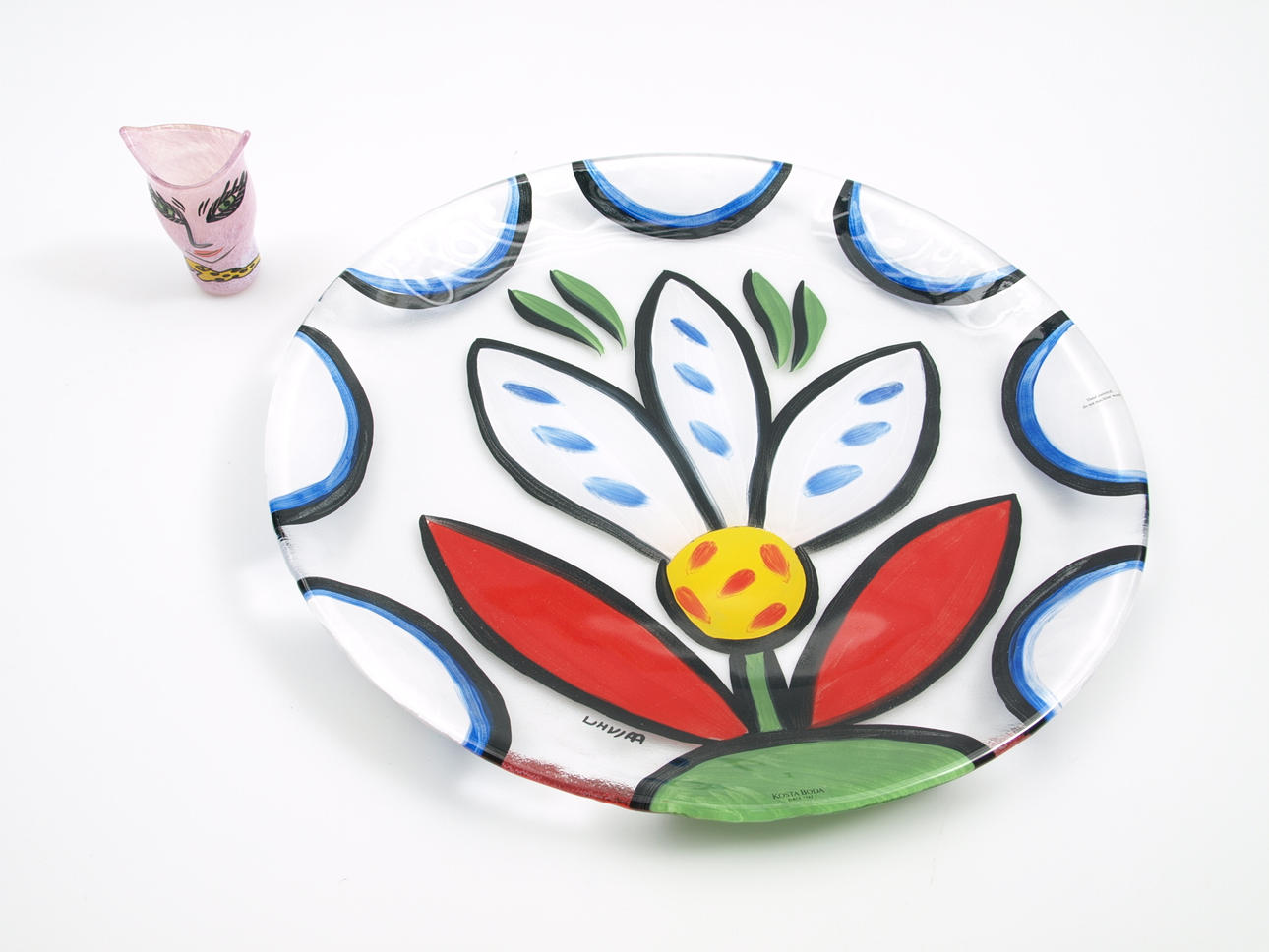 ULRICA HYDMAN VALLIEN. FAT OCH VAS, glas, Kosta Boda, signerade.