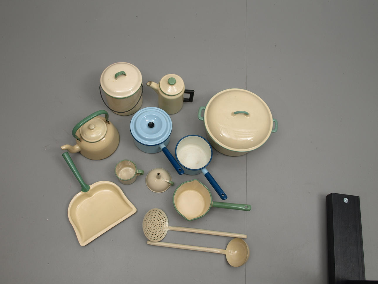 KOCKUMSEMALJ, 12 delar, 1950-tal.