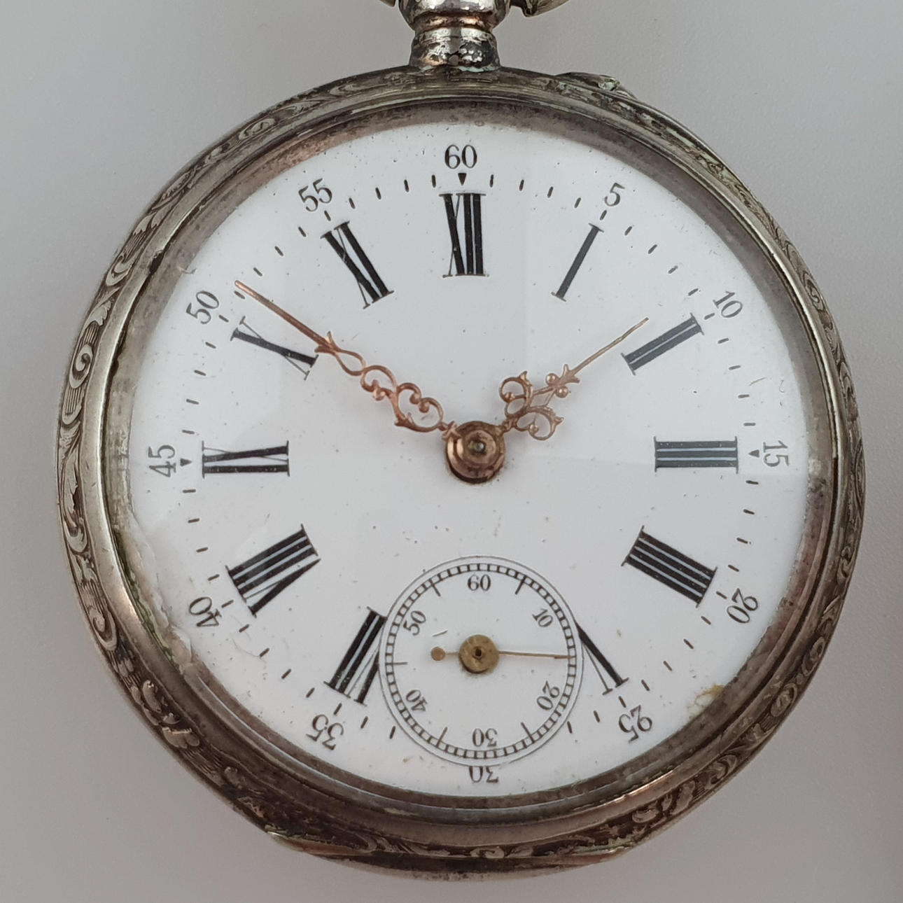 - MEN'S POCKET WATCH - silver case in relief.