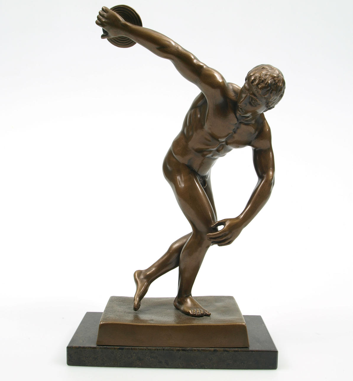 SKULPTUR, metall på stensockel, diskuskastare, 1900-tal.