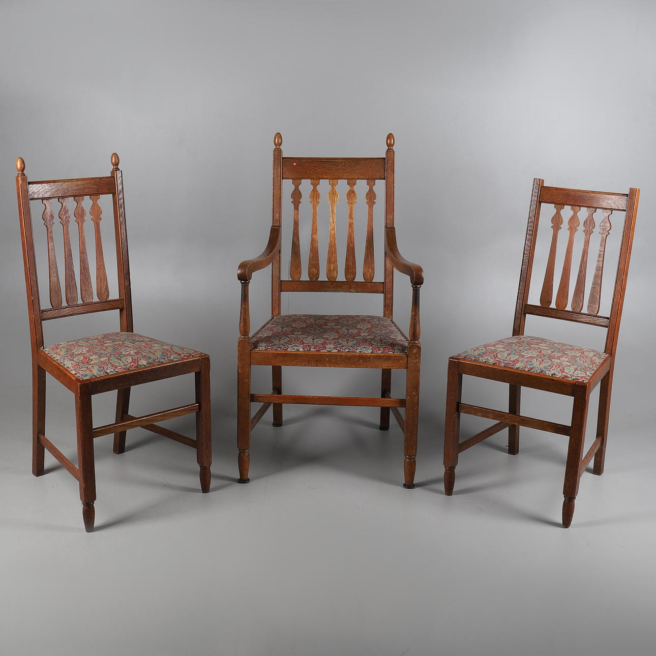 TRES SILLAS ARTS AND CRAFTS ROBLE.