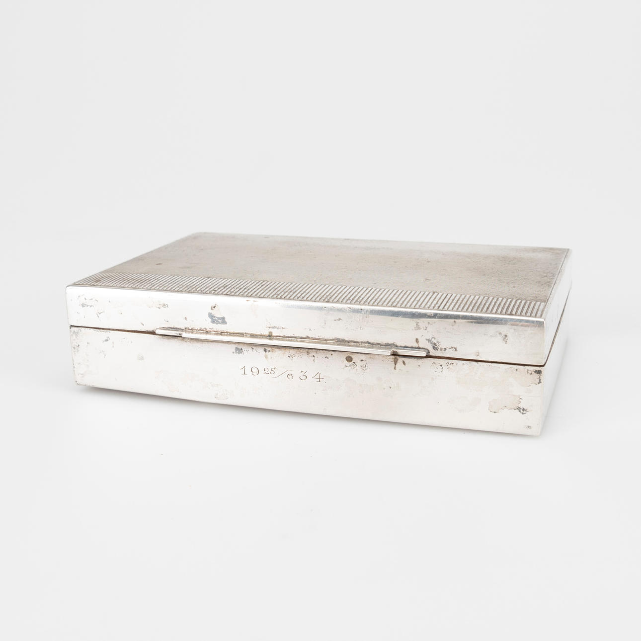 SØLV kuffert med træindlæg.