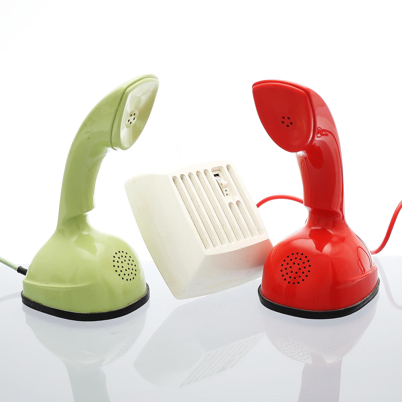 TELEFONER samt RINGKLOCKA/FÖRSTÄRKARE, 3 delar, "Ericofonen"/"Kobra", LM Ericsson.