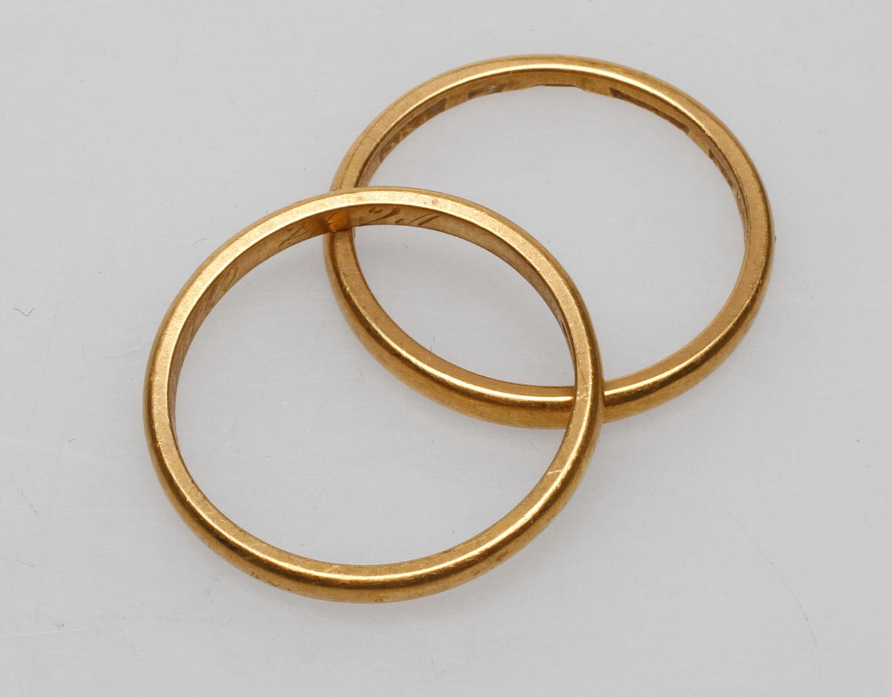 RINGAR, 2 st, guld 23k, vikt ca 7.6 gram.