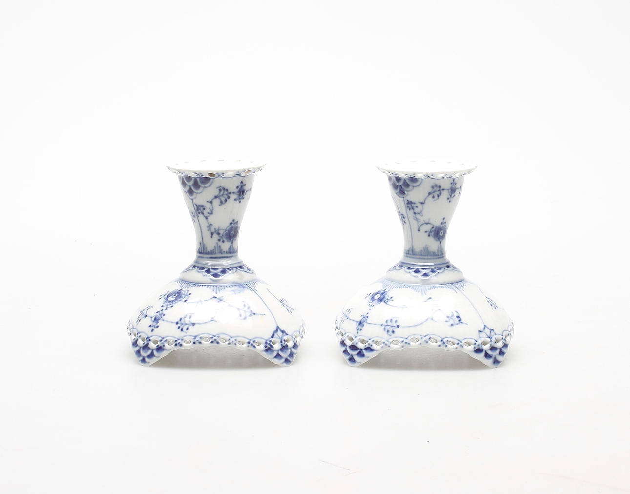 LJUSSTAKAR, ett par, Musselmalet, Royal Copenhagen.