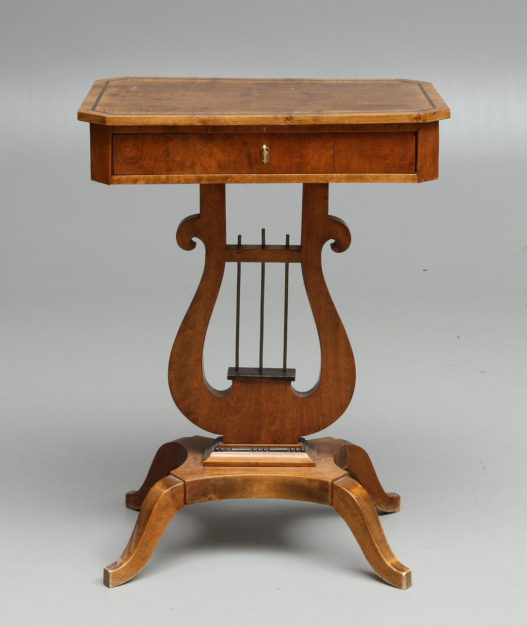 SYBORD, med lyrfot, 1900-tal.