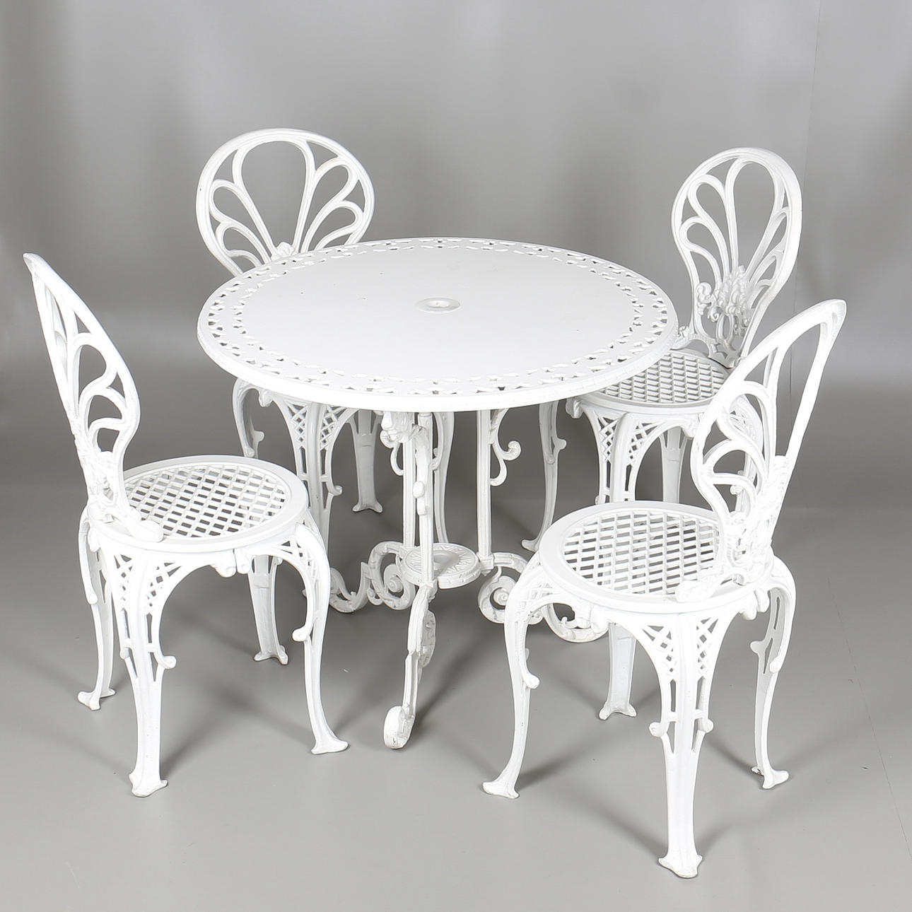 TRÄDGÅRDSMÖBLER. 4 stolar + 1 bord. Modern tillverkning.