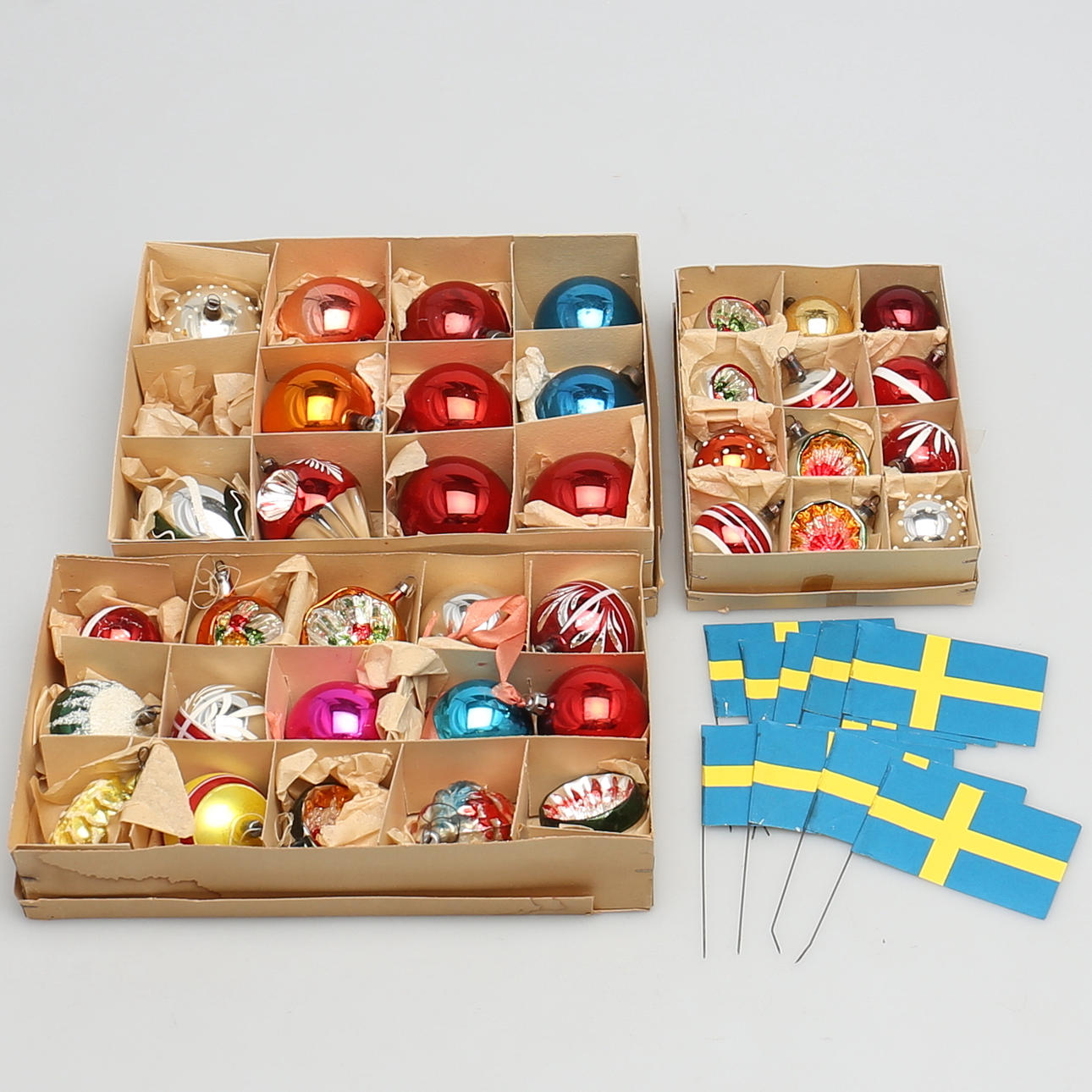 PARTI JULGRANSKULOR. 1900-tal. 38 st i olika modeller medföljer 9 st små Sverige flaggor.