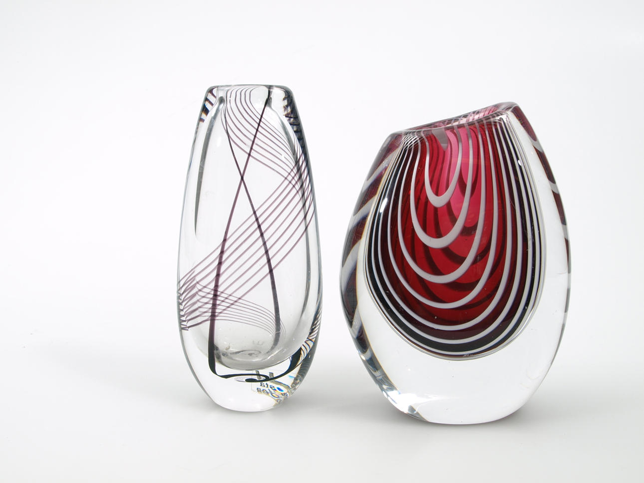 VICKE LINDSTRAND. 2 stycken, kristall, Kosta, signerade LH.