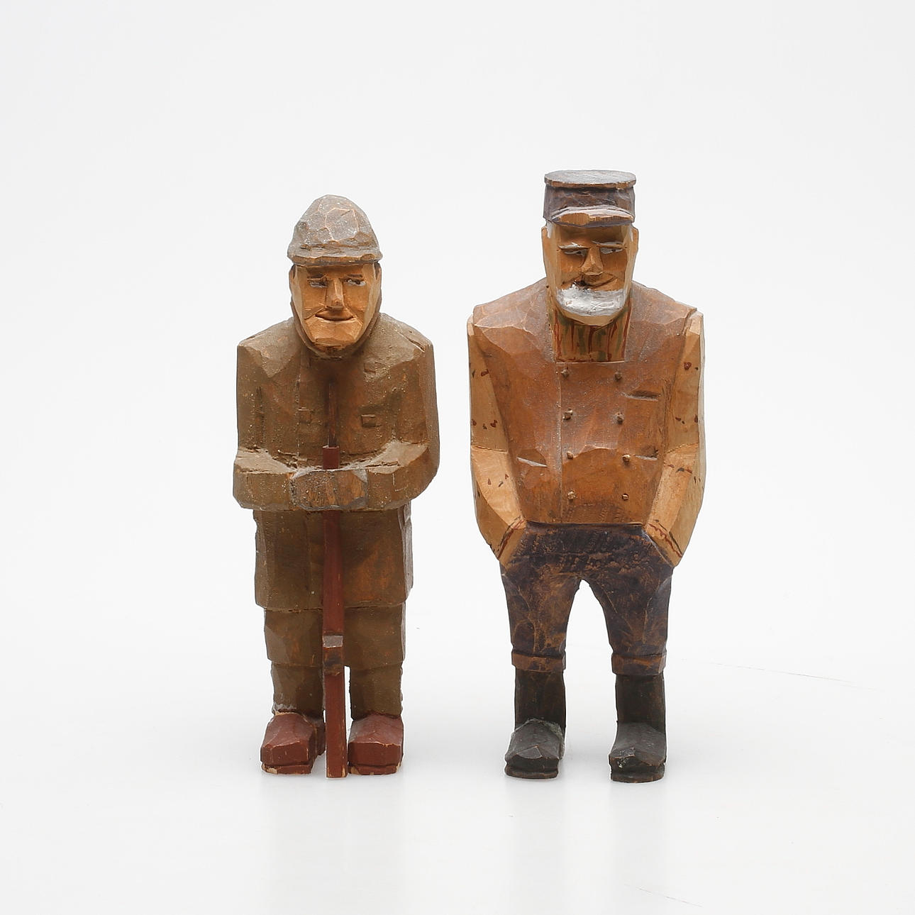 FIGURINER, 2 st, snidat trä, 1900-tal.