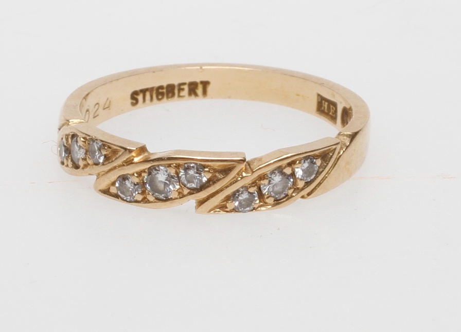 RING, MED 9 ST DIAMANTER 0.24 CT, STIGBERT, 18k guld, vikt ca 3 gr.