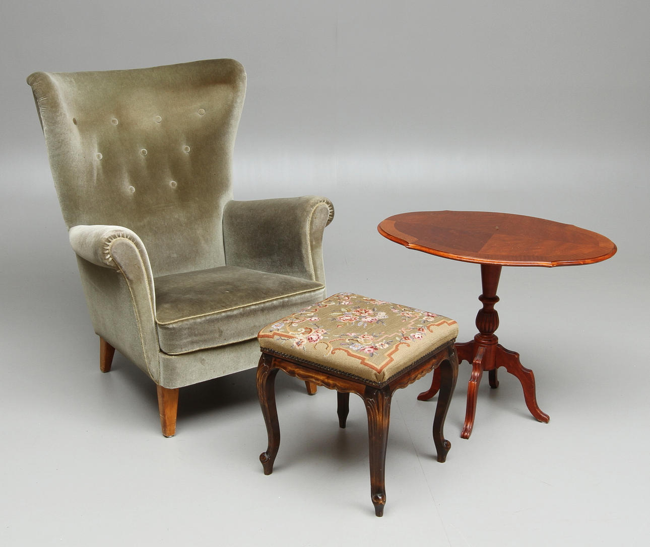 FÅTÖLJ, PELARBORD samt PALL, 1900-tal.