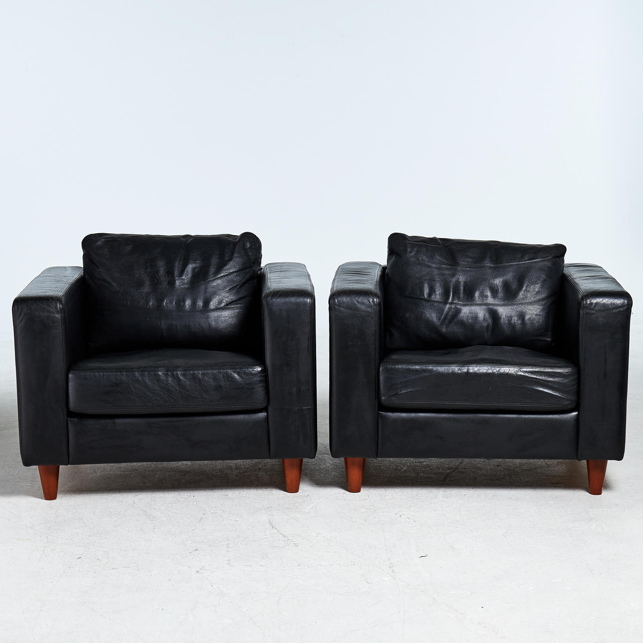 FÅTÖLJER, ett par, IKEA, svart läder.