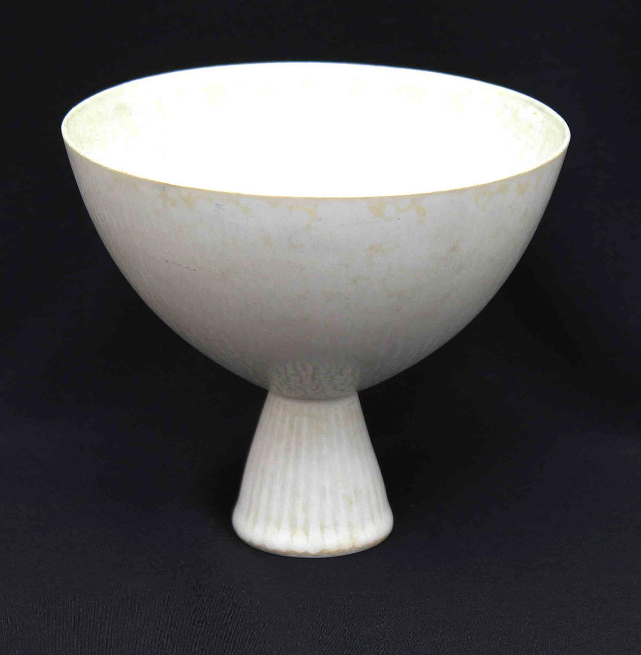 CARL HARRY STÅLHANE. Skål på fot, stengods, gråvitmelerad glasyr, Rörstrand.