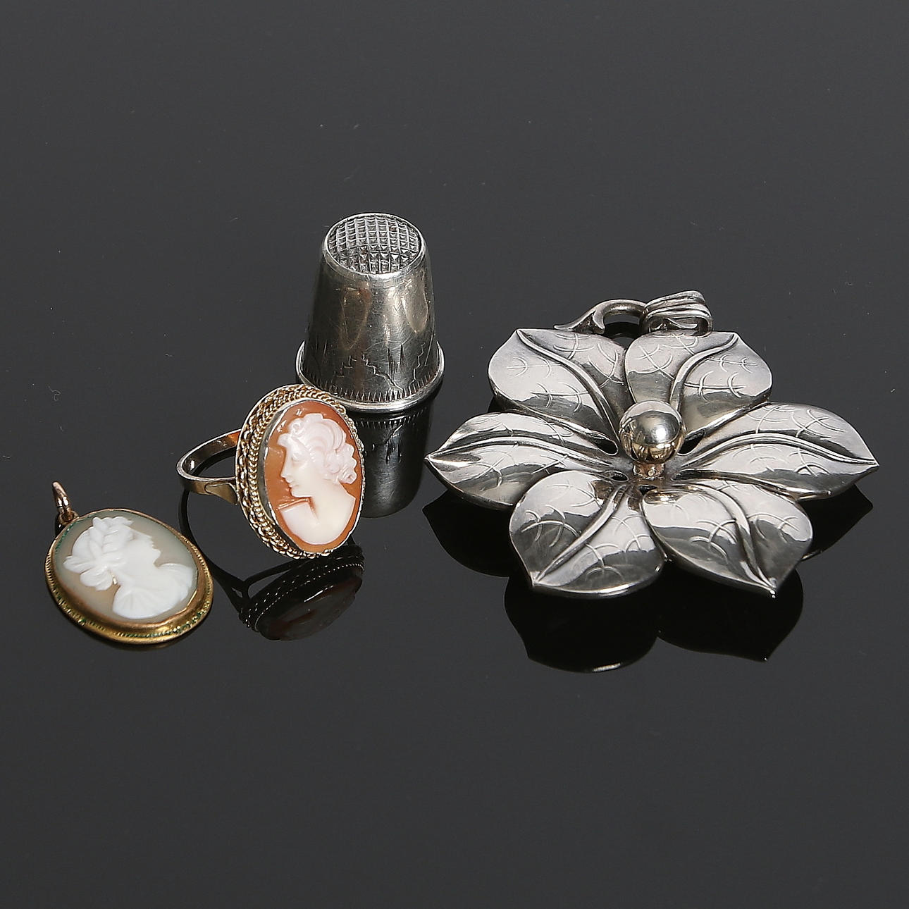 RING, HÄNGEN samt FINGEBORG, 4 delar, silver, Kamé, 1900-tal.