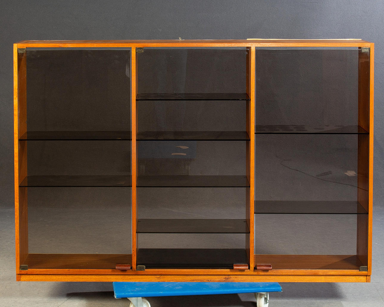 Seinävitriinit, teak.