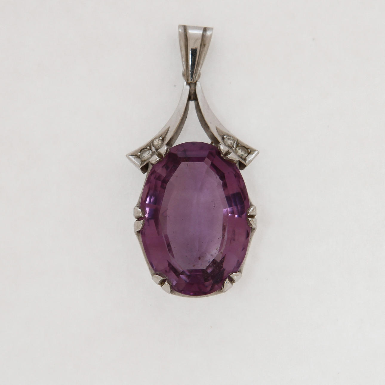 HÄNGE, 18k vitguld med ametist och 4 små diamanter, 7 gram.