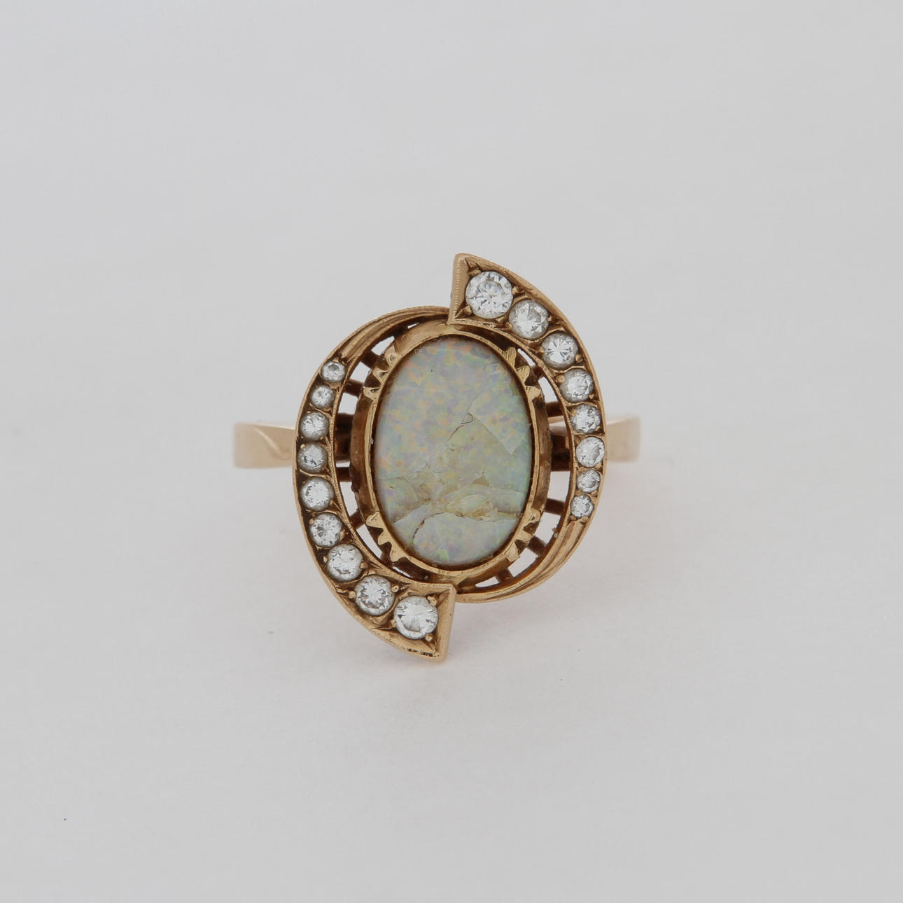 RING, 18k guld med syntetisk opal och 17 st diamanter, totalt 0,55 ct, 7,7 gram.