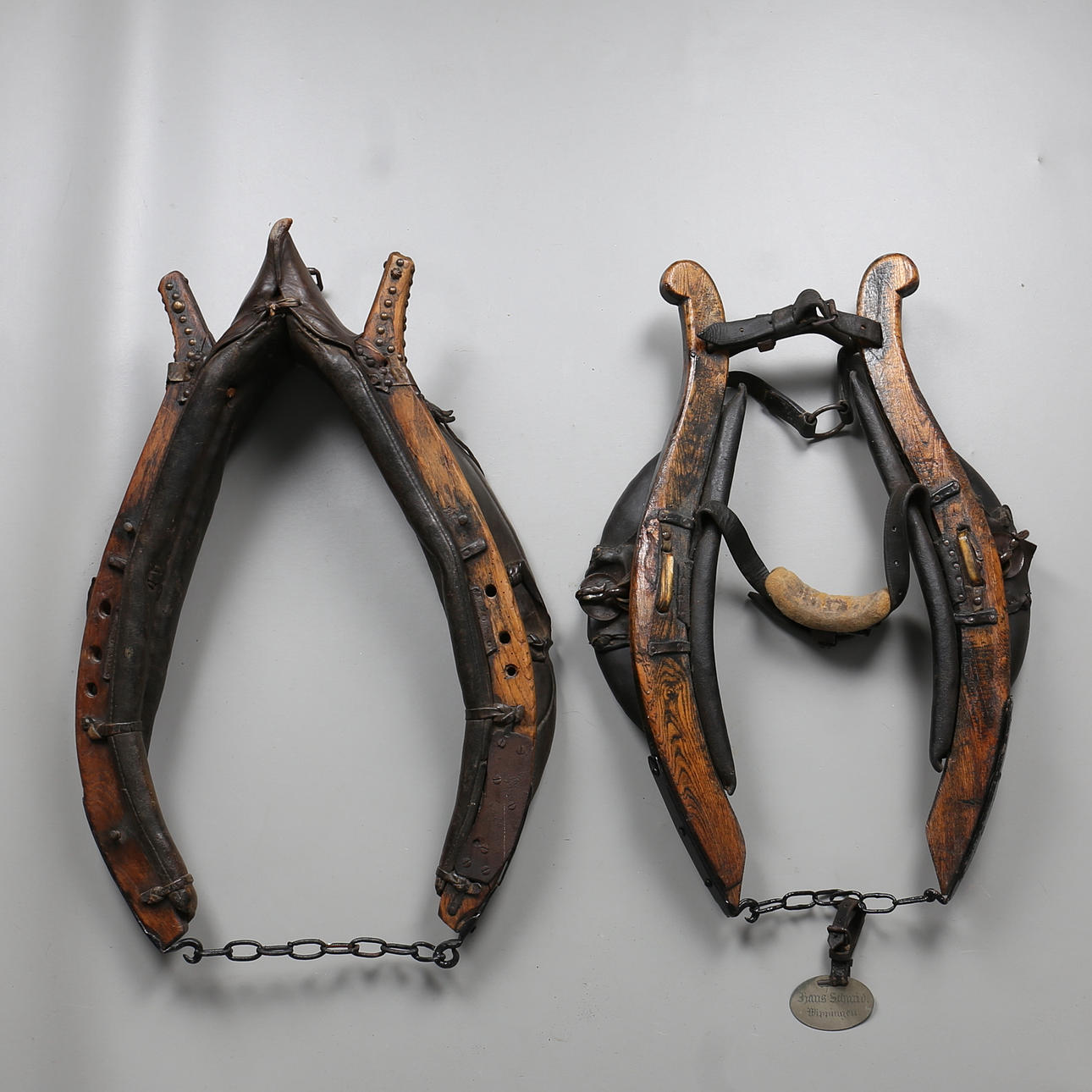 LOKSELE/BACKAGARD, 2 st, 1900-talets första hälft. Trä, metall och skinn.