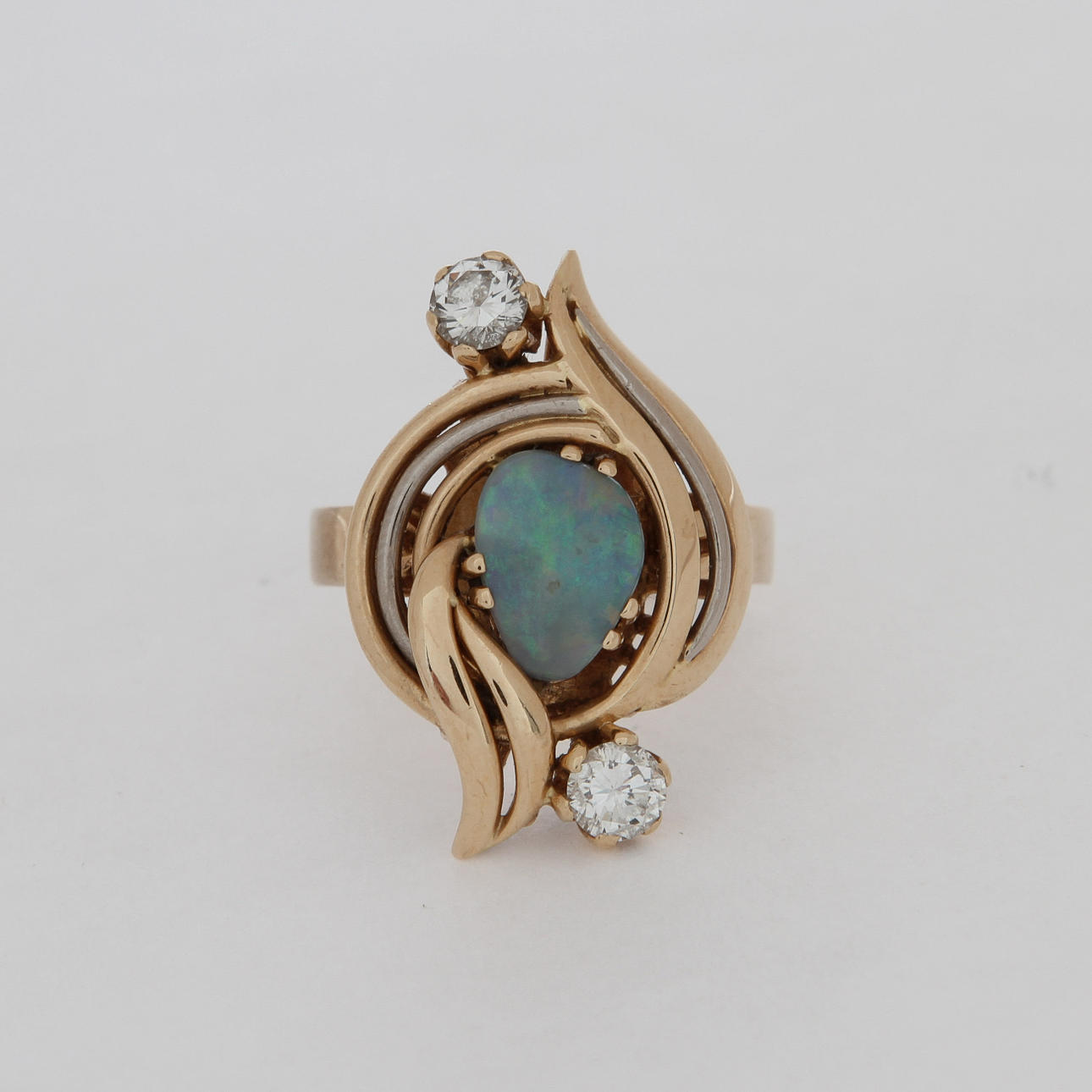 RING, 18k guld med opal och 2 st diamanter, totalt 0,59 ct, 9,5 gram.