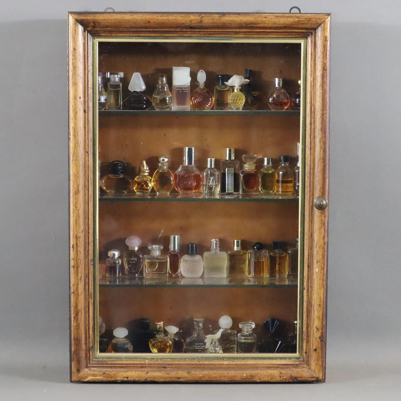 - SEINÄKAAPPI PARFUME MINIATYUREILLA.