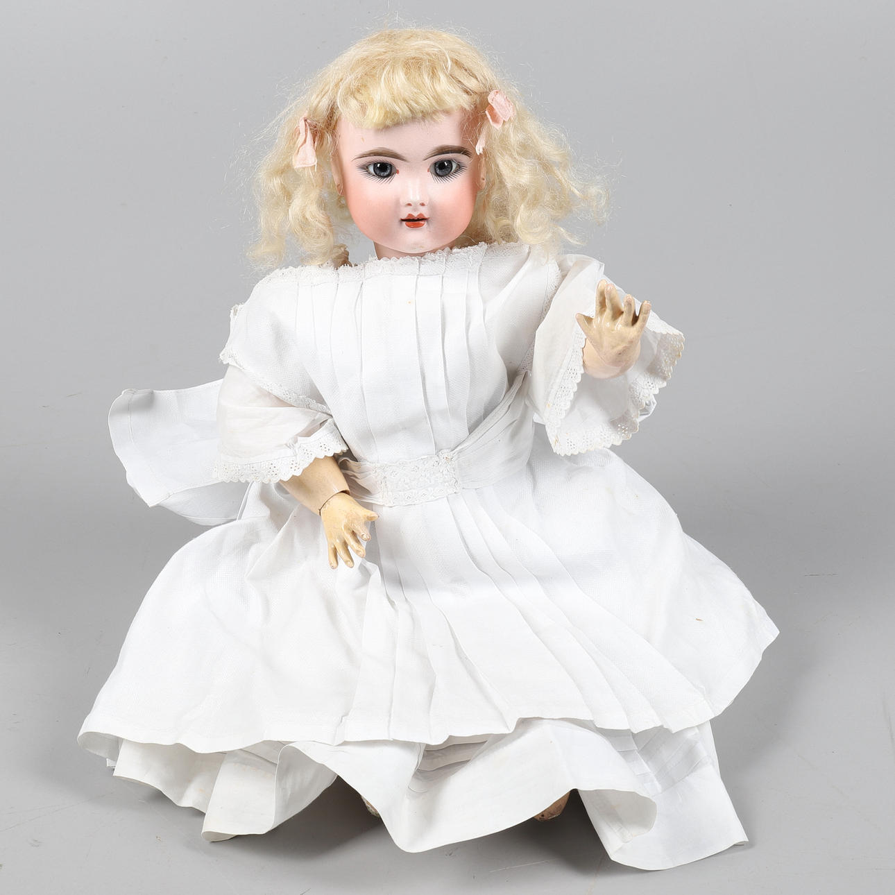 UNA MUÑECA CON CABEZA DE BISQUE FRANCO.