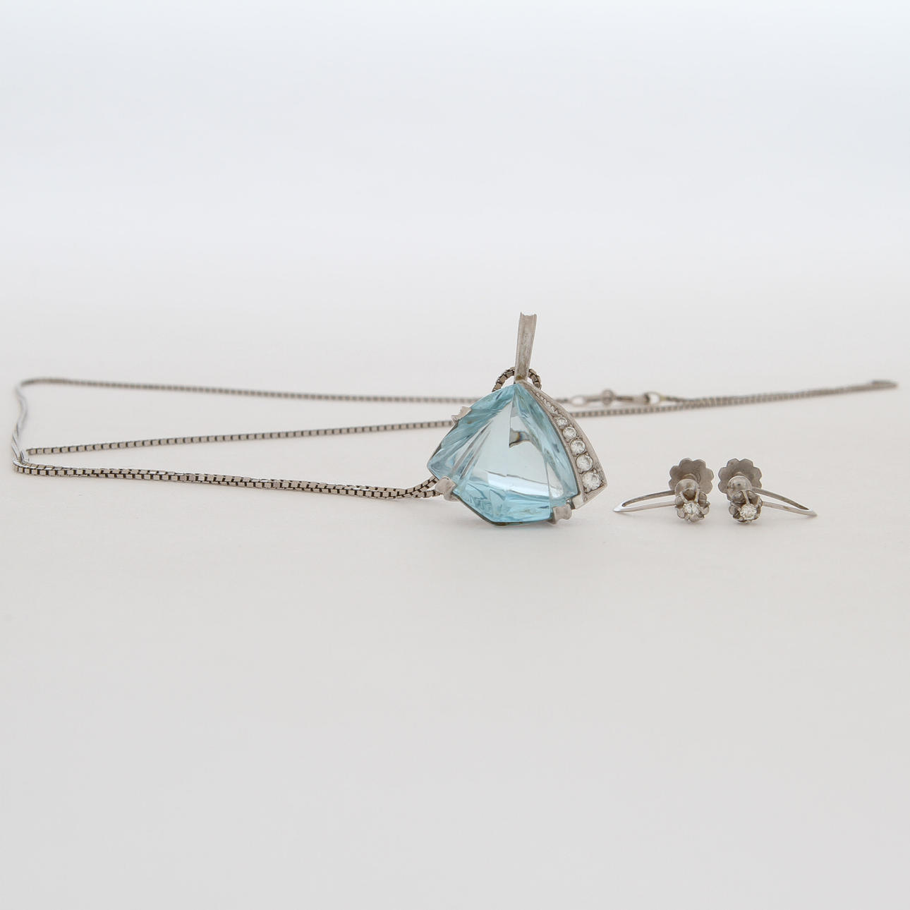 HÄNGE, 18k vitguld med 5 diamanter och topas, samt kedja 18k, 12,7 gram.