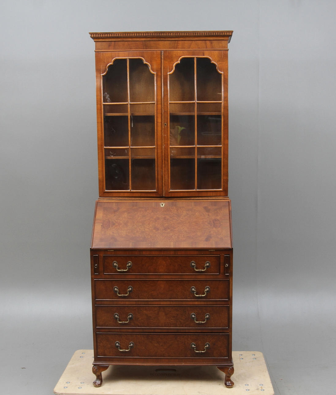 VITRINSKÅP, med skrivklaff, engelsk stil, 1900-tal.