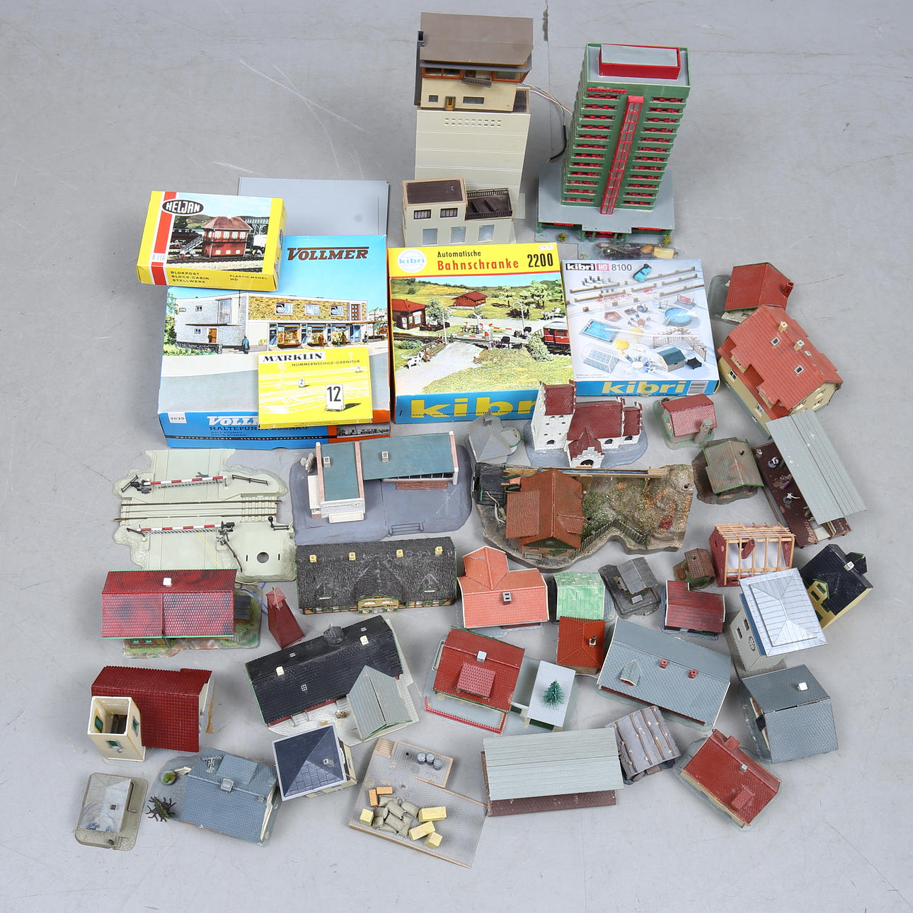 MODELJERNBANE, tilbehør, plast, huse med mere, omkring 43 dele.