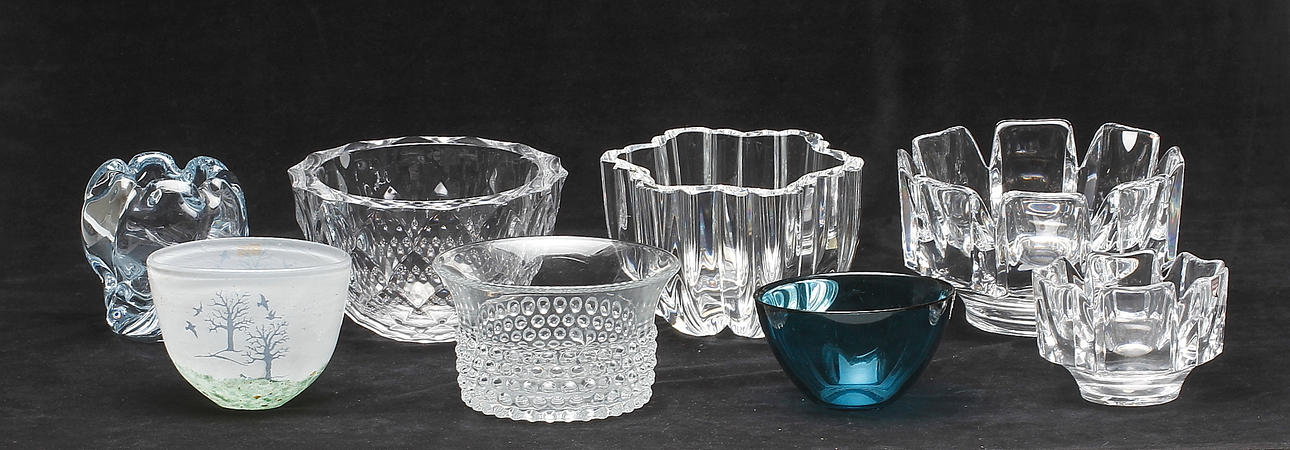 GLASFÖREMÅL, 8 delar, Orrefors, Kosta Boda, Arabia/Nuutajärvi, 1900-tal.