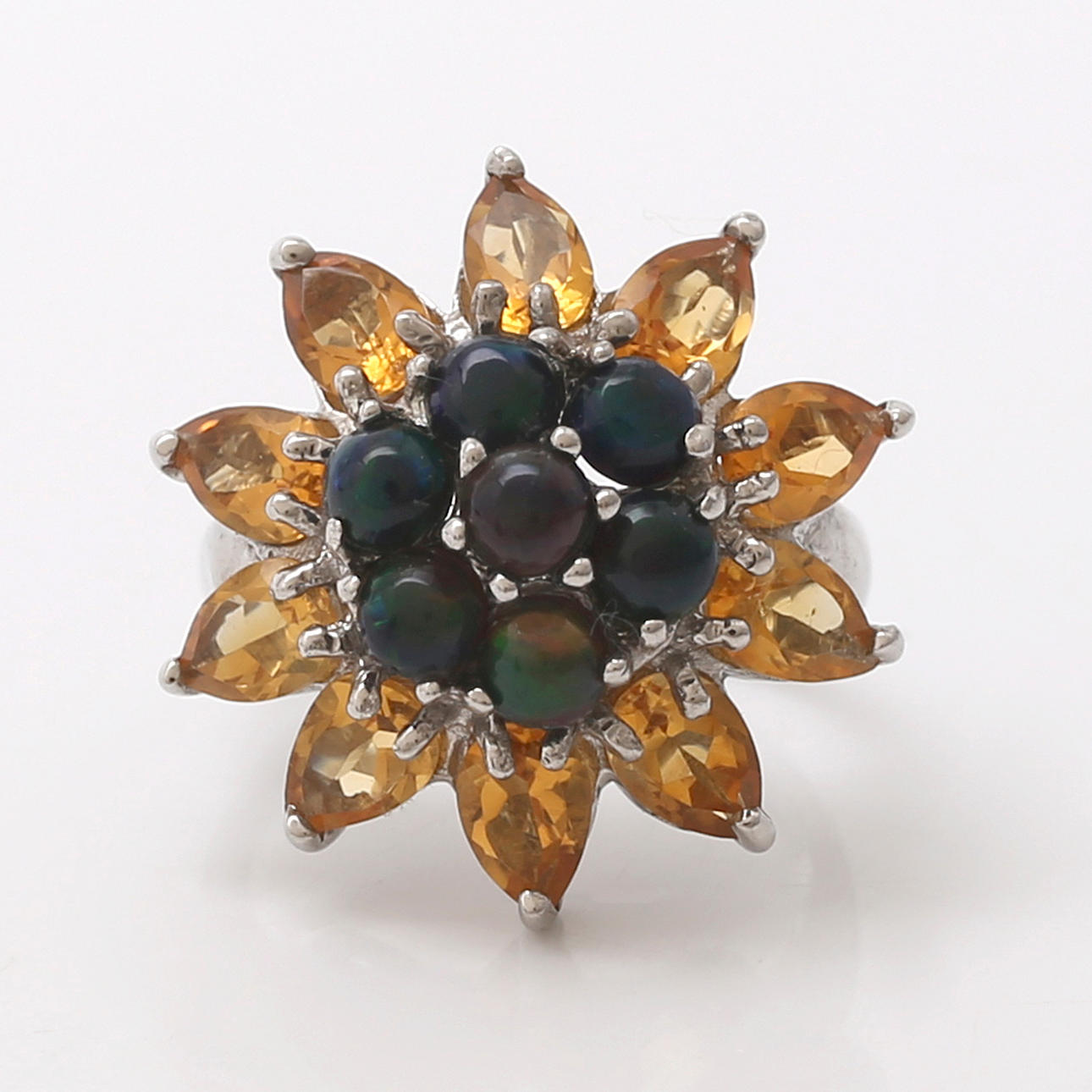 Sortija de pedrería en forma de girasol.