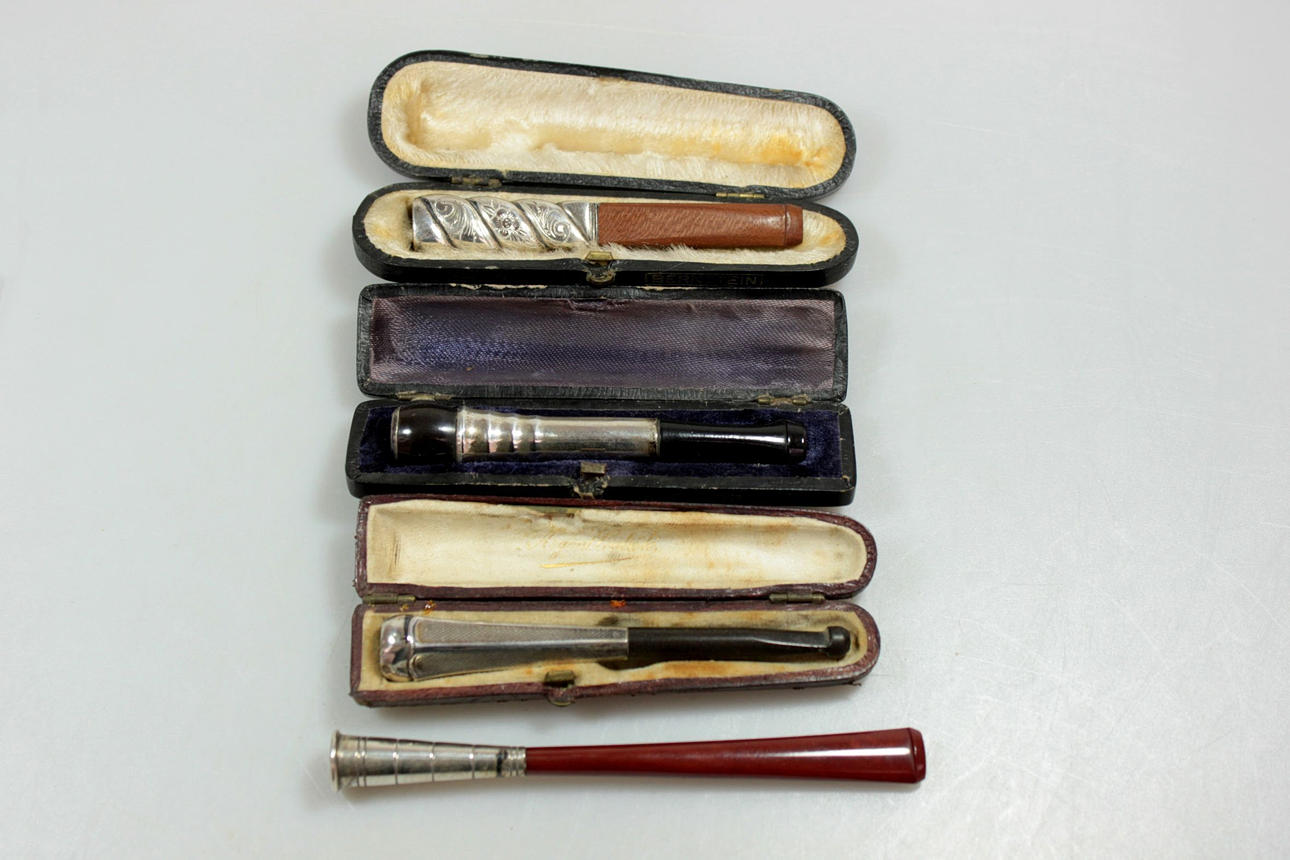 FYRA CIGARETTHÅLLARE, SILVER, TRÄ, BAKELIT.