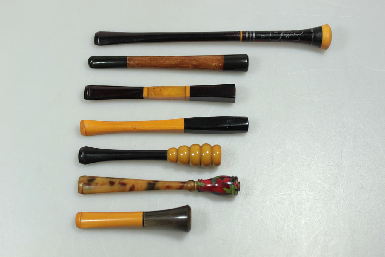 SJU CIGARETTHÅLLARE, BÄRNSTEN, TRÄ, BAKELIT.