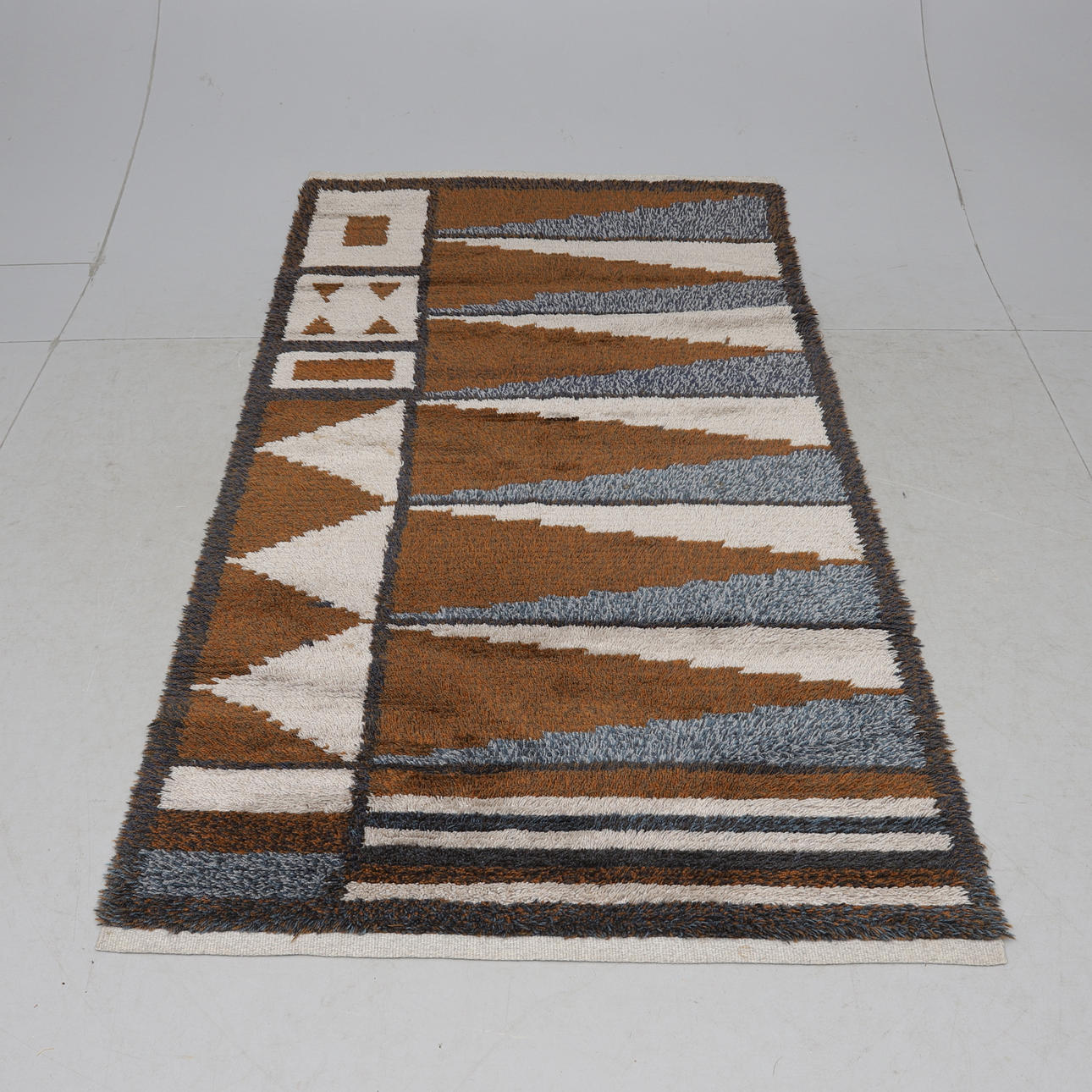 MATTA, rya. About 200 x 114 cm.