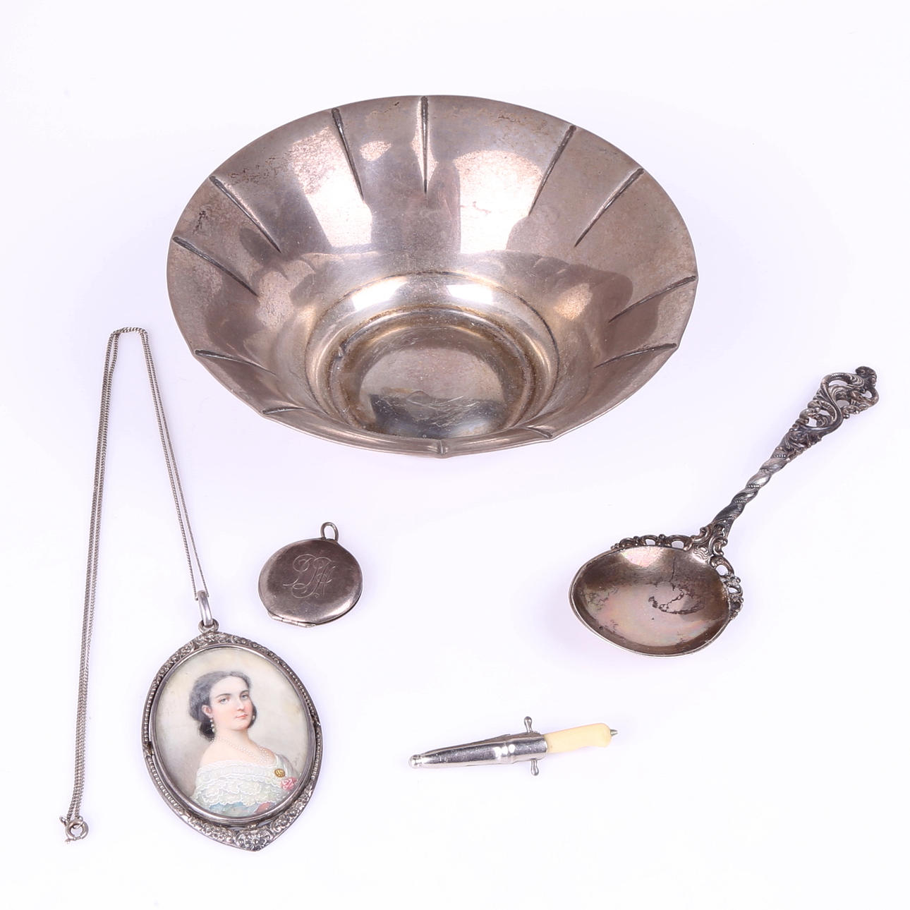 SILVERFÖREMÅL, 4 st 121 gram + MINIATYRDOLK.