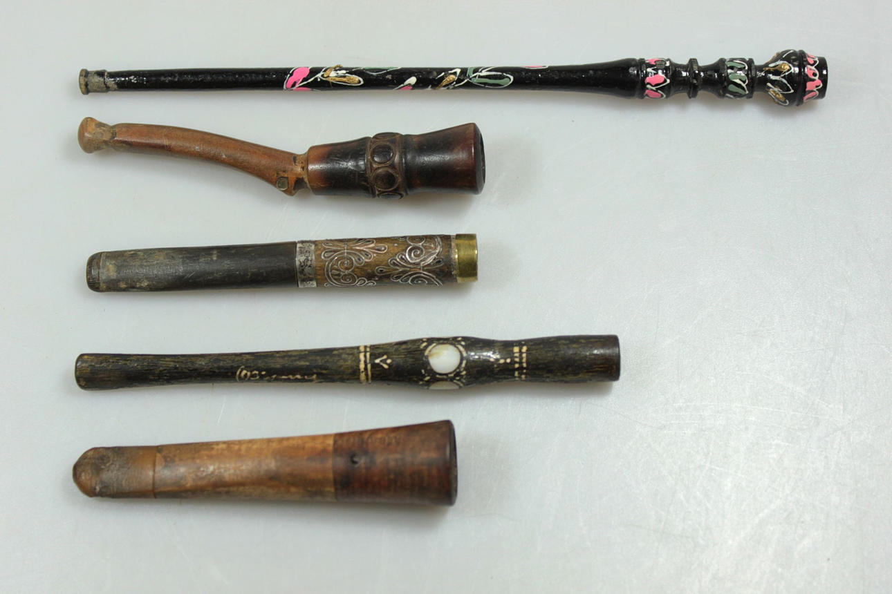 FEM CIGARETTHÅLLARE, TRÄ, PÄRLEMOR, METALL, SILVER.