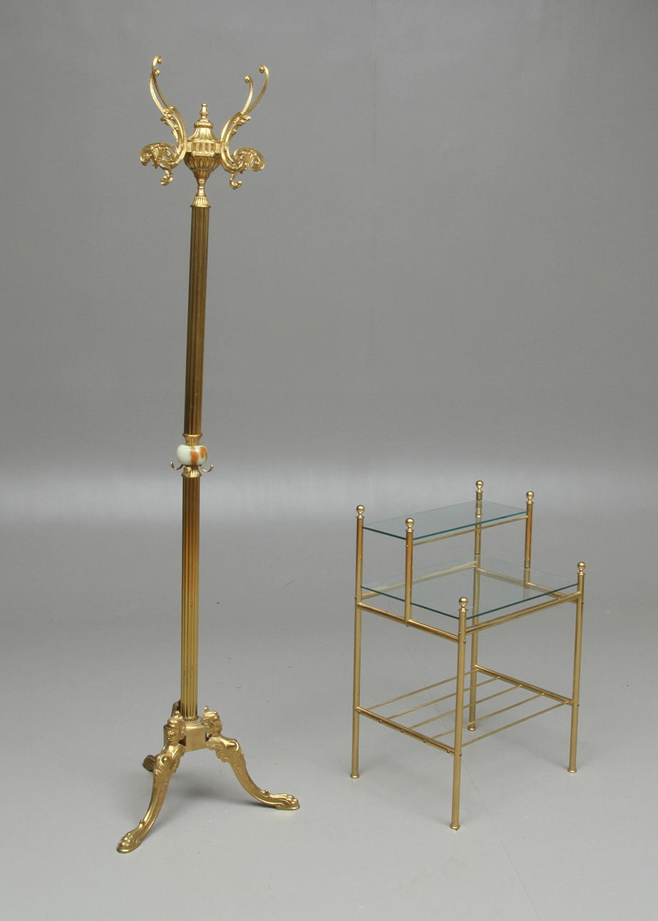 TAMBURMAJOR, och TIDNINGSBORD, gulmetall, 1900-talets andra hälft.