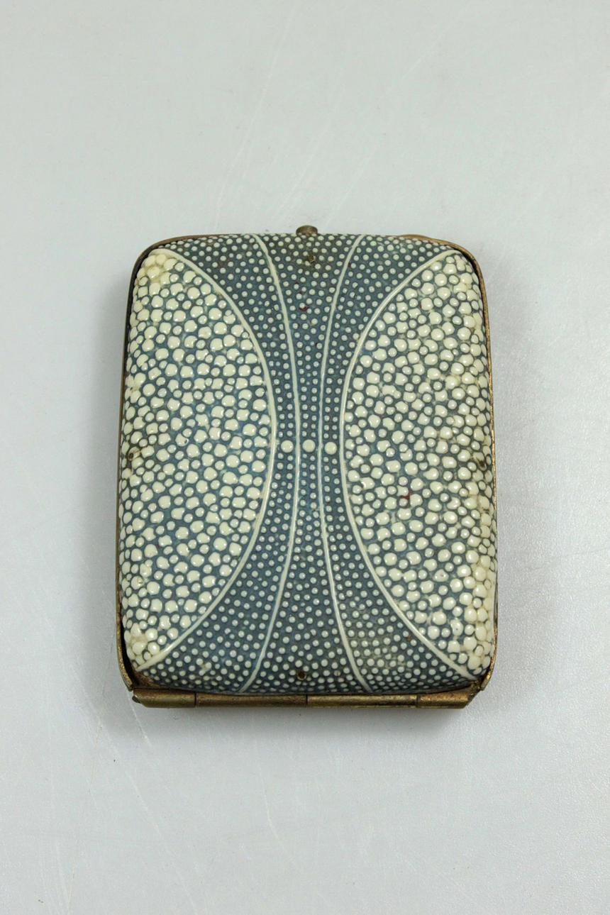 LOMPAKO, metallikullattu, bakeliittia.