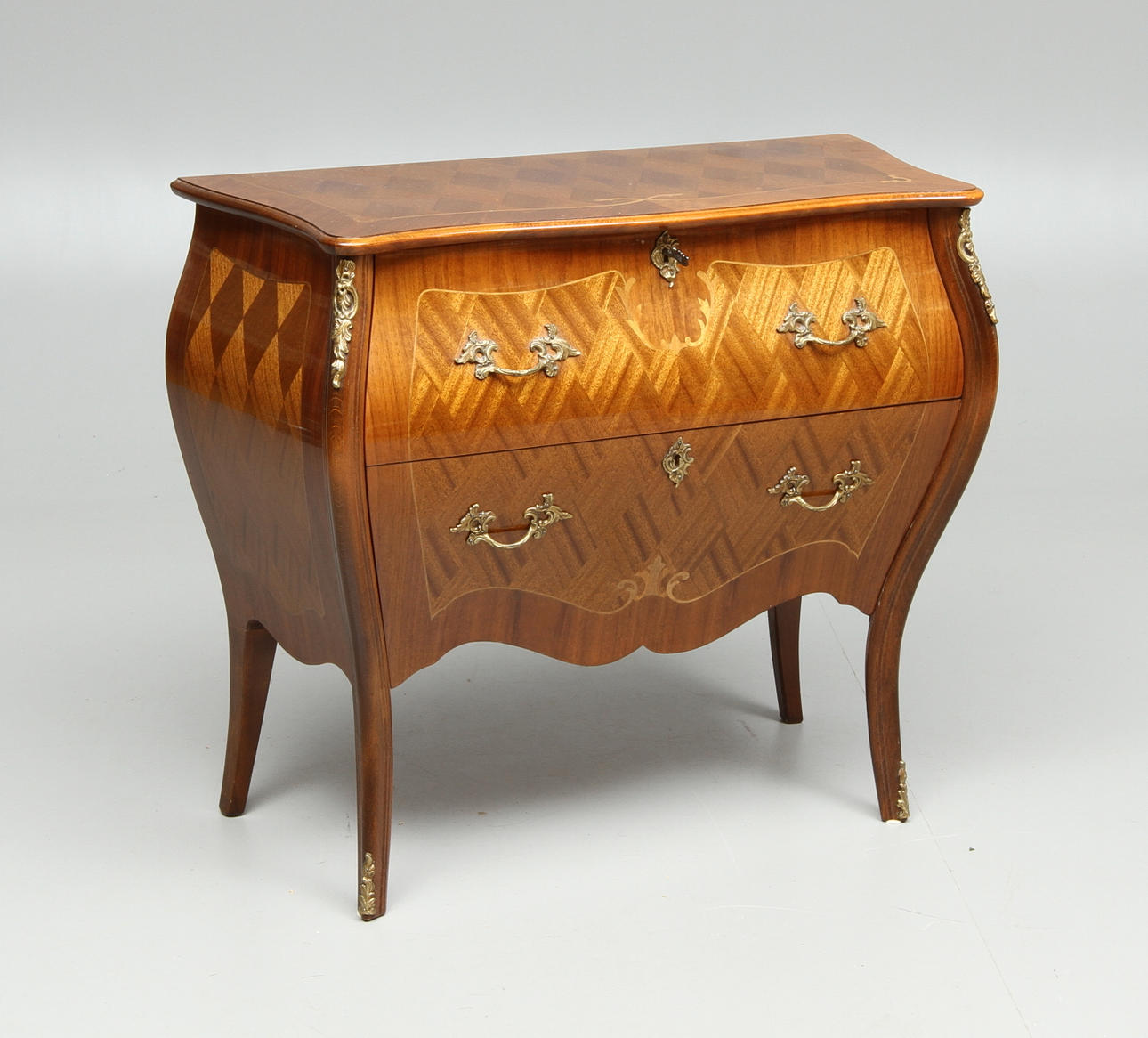 BYRÅ, rokokostil, 1900-tal.