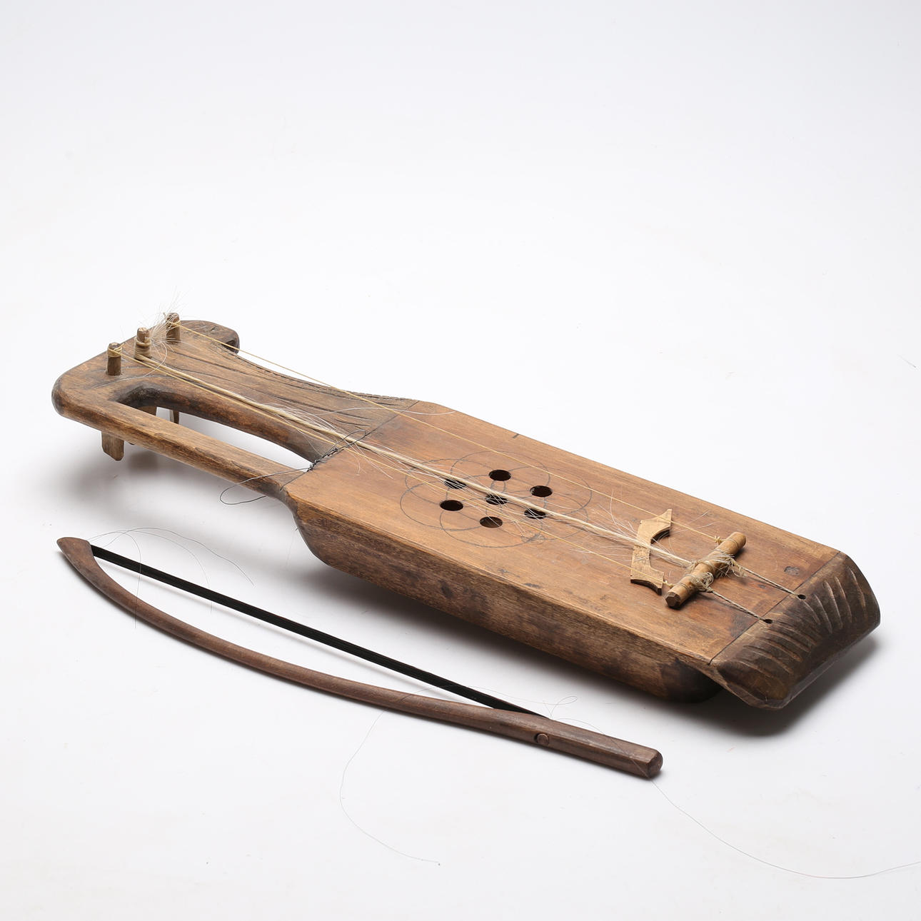 STRÅKINSTRUMENT, troligen stråkharpa.