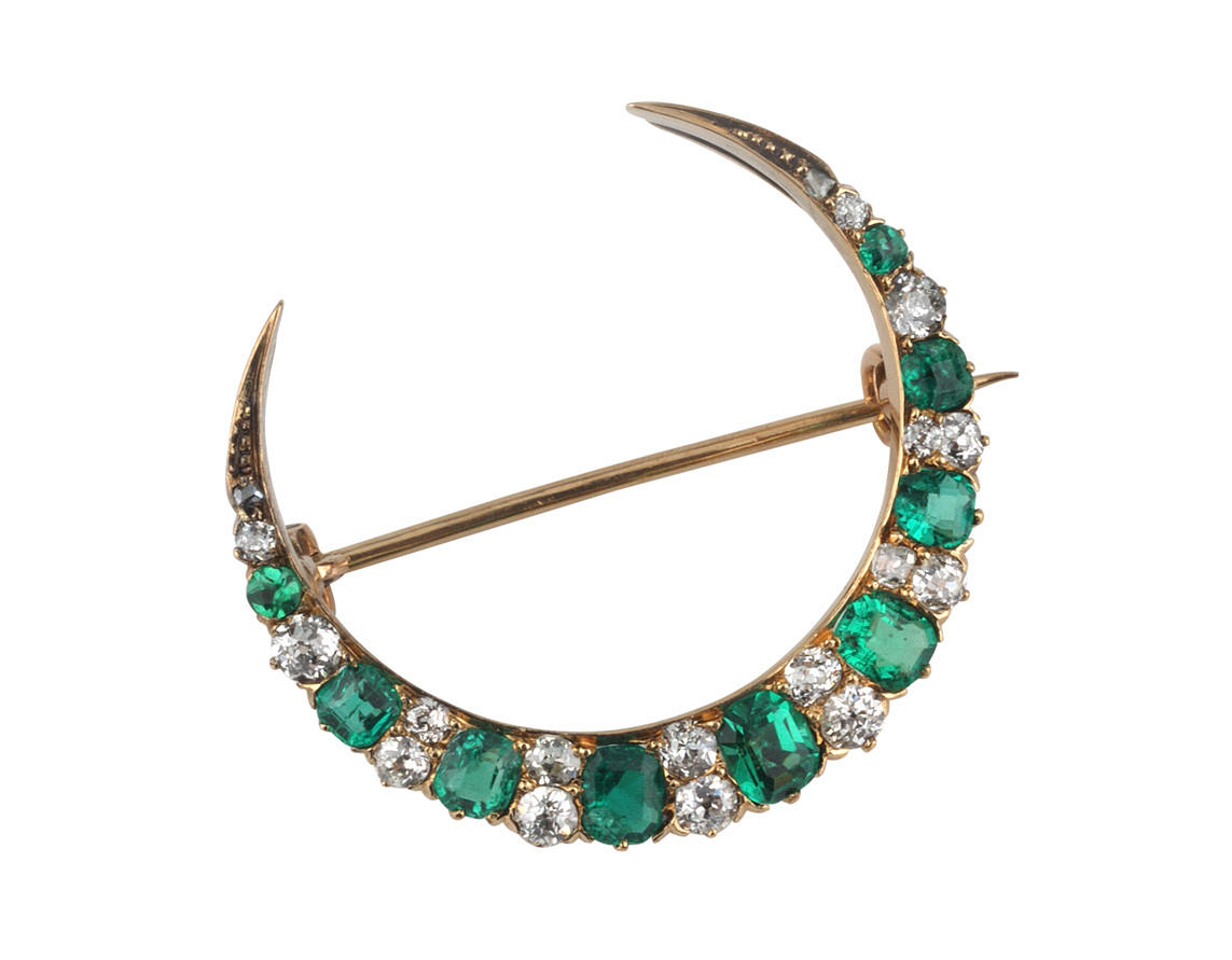 BROSCH, rosenguld med gammalslipade diamanter och smaragder, ca. 3,9 g.